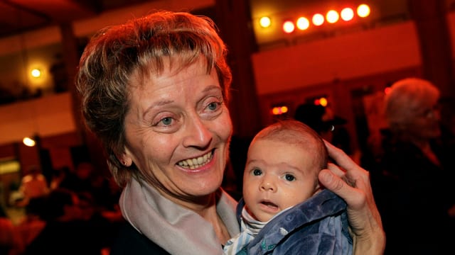 Eveline Widmer-Schlumpf hat Enkelsohn Curdin-Mattia auf dem Arm. Eveline Widmer-Schlumpf hat Enkelsohn Curdin-Mattia auf dem Arm.