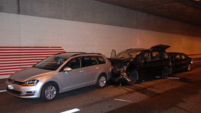 Drei Autos ineinander geschoben. Drei Autos ineinander geschoben.