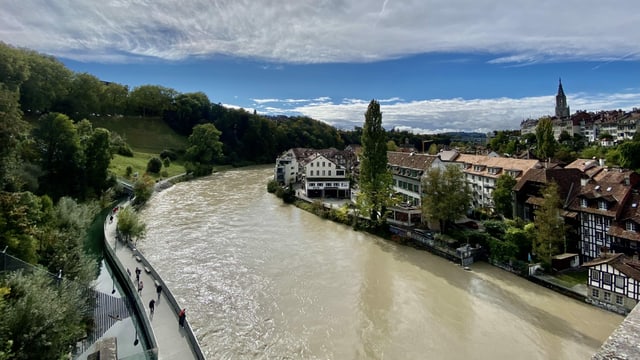 Braun-grau wälzt sich die Aare durch Bern mit Stämmen und Ästen. Braun-grau wälzt sich die Aare durch Bern mit Stämmen und Ästen.