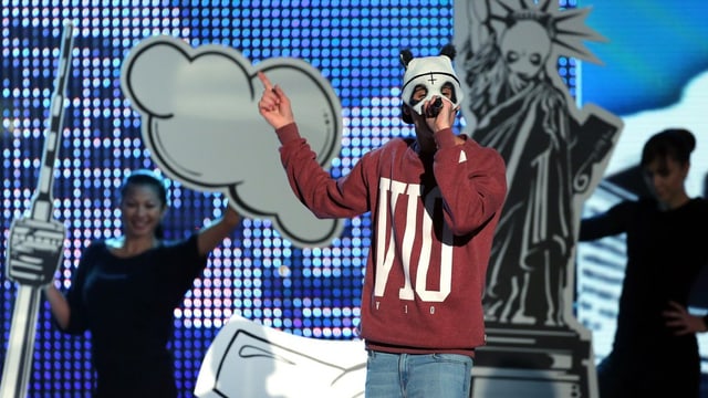 Rapper Cro mit weisser Pandamaske bei der Verleihung des Bambi 2012. Rapper Cro mit weisser Pandamaske bei der Verleihung des Bambi 2012.