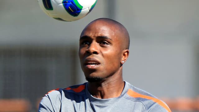 Edson Braafheid trifft den Ball im Training mit dem Kopf. Edson Braafheid trifft den Ball im Training mit dem Kopf.