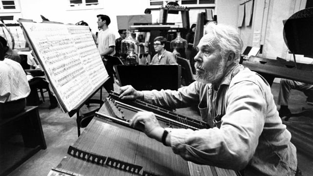 Harry Partch sitzt an einem seiner Instrumente. Harry Partch sitzt an einem seiner Instrumente.