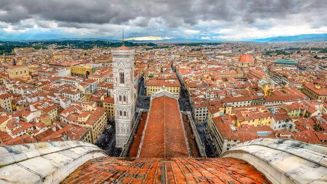 Dunkle Wolken über dem norditalienischen Tourismusmagnet Florenz. Dunkle Wolken über dem norditalienischen Tourismusmagnet Florenz.