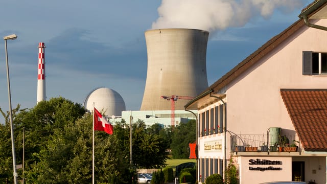 AKW Leibstadt mit Kühlturm AKW Leibstadt mit Kühlturm