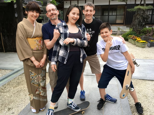 Familie Bolfing steht in einem japanischen Garten. Familie Bolfing steht in einem japanischen Garten.