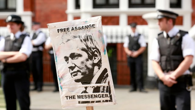 Assange-Unterstützer vor Ecuadors Botschaft in London Assange-Unterstützer vor Ecuadors Botschaft in London