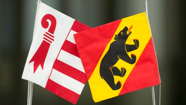 Zwei Fahnen der Kantone Bern und Jura. Zwei Fahnen der Kantone Bern und Jura.