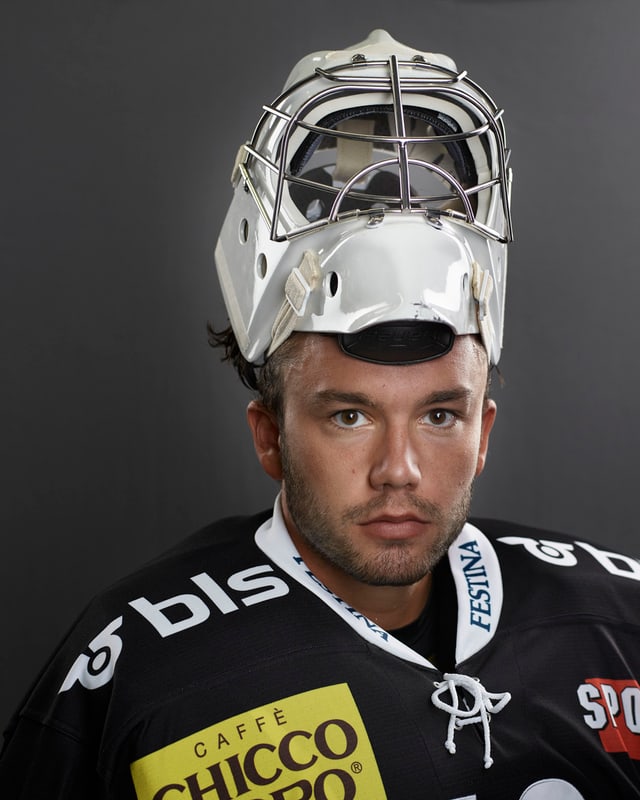 Joel Aebi mit der Goaliemaske auf dem Kopf. Joel Aebi mit der Goaliemaske auf dem Kopf.