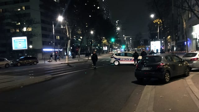 Polizeieinsatz im 13. Arrondissement: Nach der Geiselnahme sperrten die Sicherheitskräfte das Gebiet grossräumig ab. Polizeieinsatz im 13. Arrondissement: Nach der Geiselnahme sperrten die Sicherheitskräfte das Gebiet grossräumig ab.