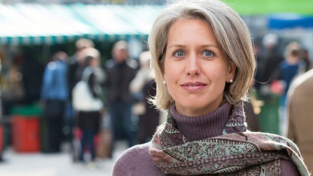 Eine Frau mit Foulard mit Marktständen im Hintergrund. Eine Frau mit Foulard mit Marktständen im Hintergrund.
