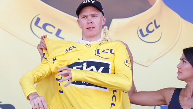 Chris Froome zieht das gelbe Trikot an. Chris Froome zieht das gelbe Trikot an.