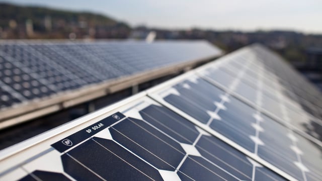 Solarpanels auf einem Dach Solarpanels auf einem Dach