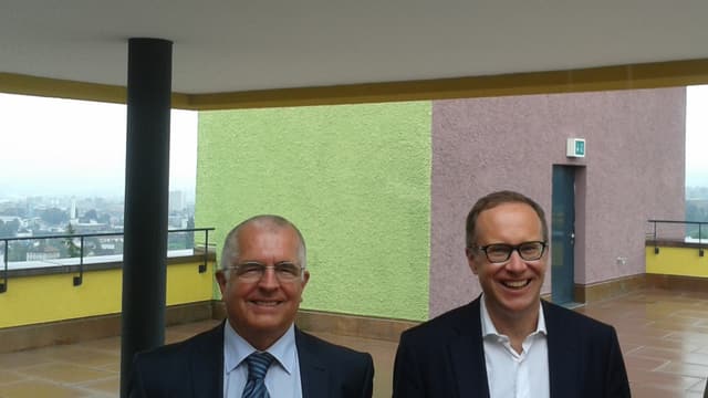 Heimleiter Werner Steiger und Sozialdirektor Martin Merki auf der Dachterrasse des neuen, farbiger gestalteten Staffelnhofs. Heimleiter Werner Steiger und Sozialdirektor Martin Merki auf der Dachterrasse des neuen, farbiger gestalteten Staffelnhofs.