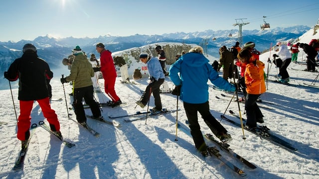 Eine Gruppe Skifahrer macht sich auf dem Gipfel bereit.