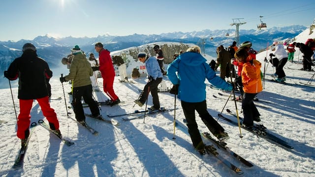 Eine Gruppe Skifahrer macht sich auf dem Gipfel bereit. Eine Gruppe Skifahrer macht sich auf dem Gipfel bereit.
