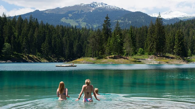 Badende im Caumasee Badende im Caumasee