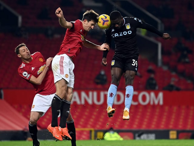 ManUtd-Captain Harry Maguire und Aston Villas Keinan Davis im Luftduell.