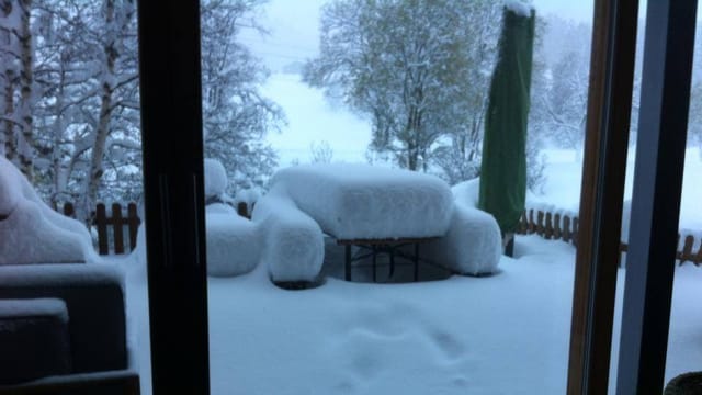 Die Gartenmöbel sind voller Schnee.