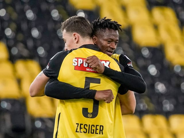Die YB-Verteidiger Zesiger und Camara umarmen sich Die YB-Verteidiger Zesiger und Camara umarmen sich