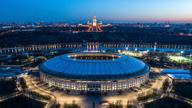 Fussballstadion in der Dämmerung aus der Vogelperspektive. Fussballstadion in der Dämmerung aus der Vogelperspektive.