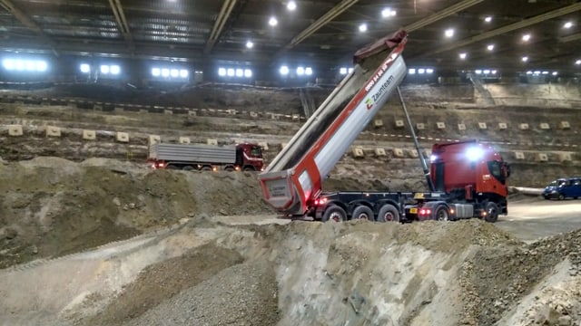 Ein Lastwagen lädt Geröll ab Ein Lastwagen lädt Geröll ab