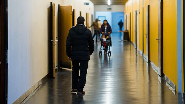 Ein Flur mit Asylbewerbern im Bundeszentrum in Losone Ein Flur mit Asylbewerbern im Bundeszentrum in Losone
