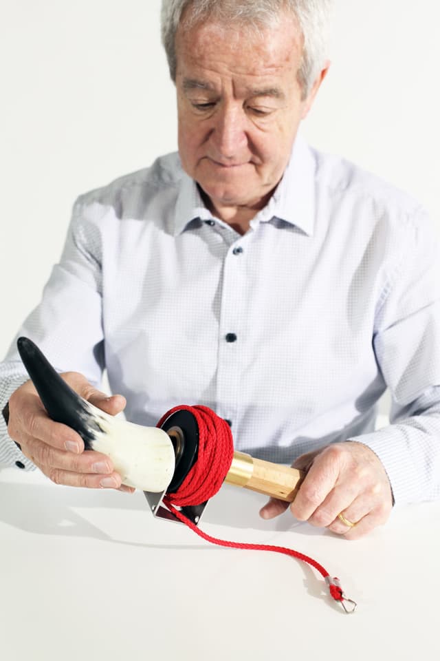 Ein Mann mit einem Objekt in der Hand. Ein Mann mit einem Objekt in der Hand.