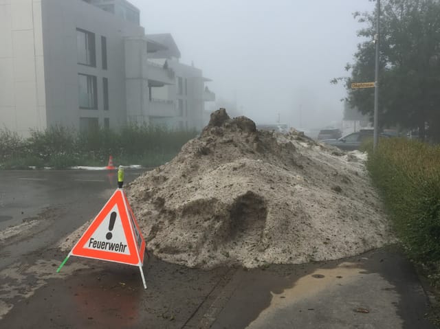 Hagelhaufen am Strassenrand, wie im Winter.