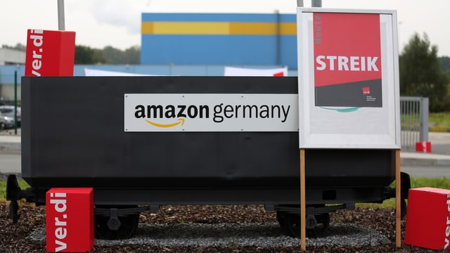 Amazon Deutschland: Plakat auf welchem Streik steht Amazon Deutschland: Plakat auf welchem Streik steht