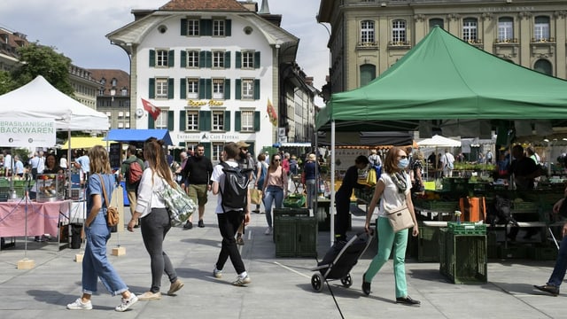 Marktstände, Leute. Marktstände, Leute.