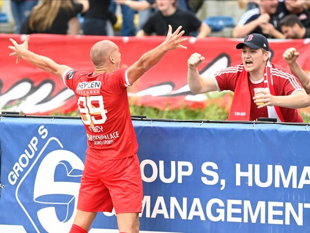 Michael Frey lässt sich von den Fans feiern.