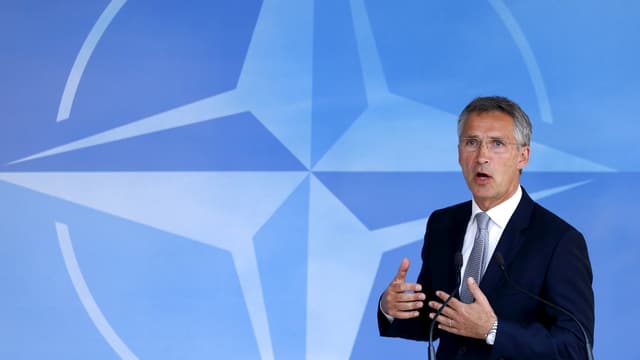 Nato-Generalsekretär Jens Stoltenberg spricht vor einer blauen Nato-Flagge. Nato-Generalsekretär Jens Stoltenberg spricht vor einer blauen Nato-Flagge.