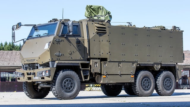 Der geländegängige Truppentransporter «Duro IIIP» auf dem Parkplatz eines Armee-Motorfahrzeug-Parks Der geländegängige Truppentransporter «Duro IIIP» auf dem Parkplatz eines Armee-Motorfahrzeug-Parks