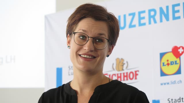 Eine junge Frau mit kurzem Haar und Brille Eine junge Frau mit kurzem Haar und Brille