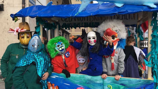 Blick auf einen Fasnachtswagen mit Kindern Blick auf einen Fasnachtswagen mit Kindern