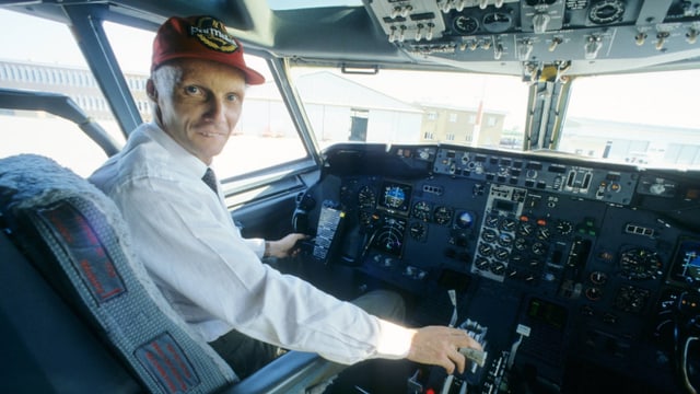 Lauda am Steuerknüppel eines Flugzeugs. Lauda am Steuerknüppel eines Flugzeugs.