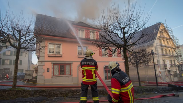 Die Feuerwehr bekämpft den Brand im Hotel Hirschen in Buochs. Die Feuerwehr bekämpft den Brand im Hotel Hirschen in Buochs.