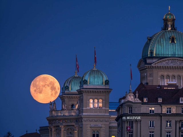 Vollmond hinter dem Bundeshaus Vollmond hinter dem Bundeshaus