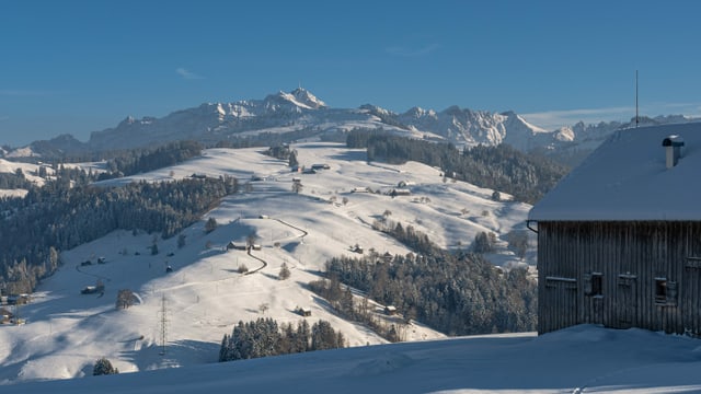 Blick von Hemberg auf den tiefverschneiten Säntis, unter wolkenlosem Himmel. Blick von Hemberg auf den tiefverschneiten Säntis, unter wolkenlosem Himmel.