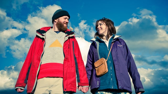 Mann und Frau unter blauem Himmel mit Quellwolken. Mann und Frau unter blauem Himmel mit Quellwolken.