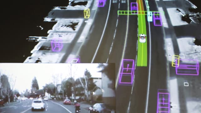 Blick aus einem selbstfahrenden Google-Auto. Einmal die menschliche Sicht, einmal die des Computers. Blick aus einem selbstfahrenden Google-Auto. Einmal die menschliche Sicht, einmal die des Computers.