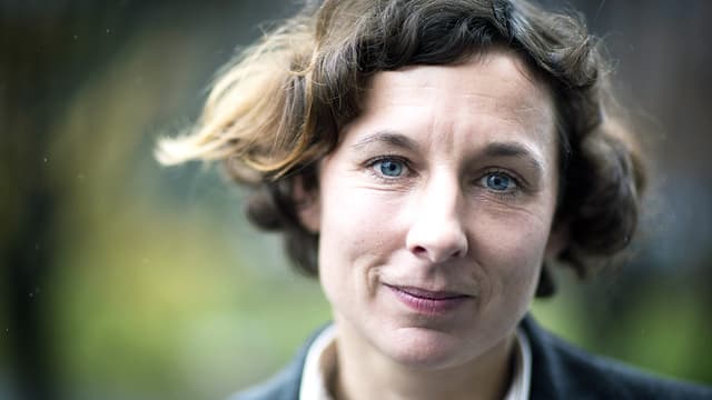 Eine Frau mit Lockenkopf und wachem Blick. Eine Frau mit Lockenkopf und wachem Blick.