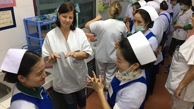 Junge Ärztinnen in Laos werden ausgbildet. 