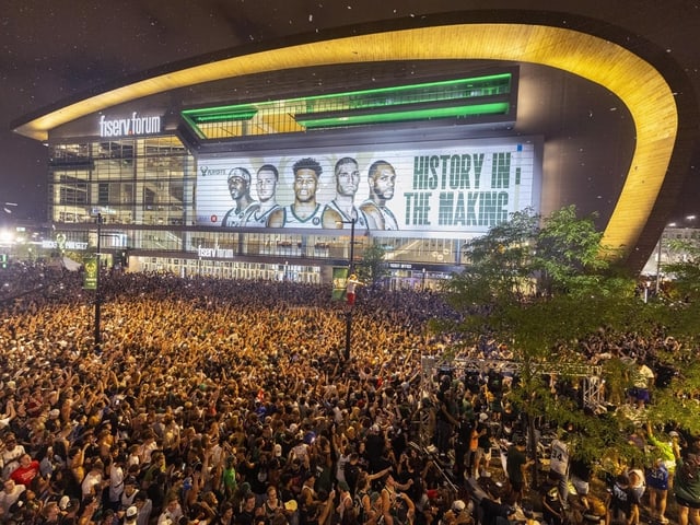 Fans vor Stadion. Fans vor Stadion.