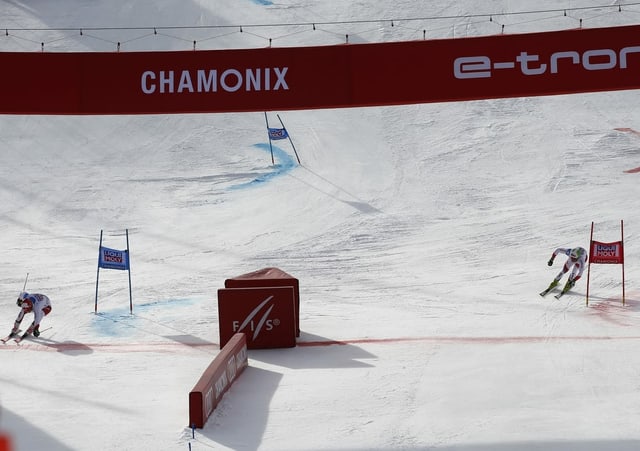 Loïc Meillard überquert vor Thomas Tumler die Ziellinie Loïc Meillard überquert vor Thomas Tumler die Ziellinie