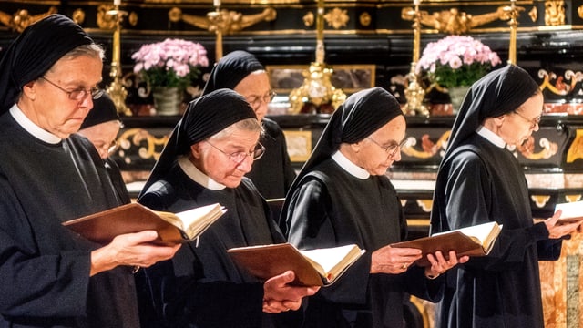 Fünf Ordensfrauen singen. Fünf Ordensfrauen singen.