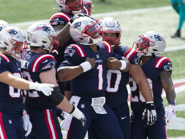 Brady-Nachfolger Cam Newton lässt sich nach einem Touchdown von seinen Teamkollegen feiern. Brady-Nachfolger Cam Newton lässt sich nach einem Touchdown von seinen Teamkollegen feiern.
