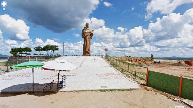 Grosse Jesus-Statue mit verpixeltem Gesicht an einem Strand. Grosse Jesus-Statue mit verpixeltem Gesicht an einem Strand.