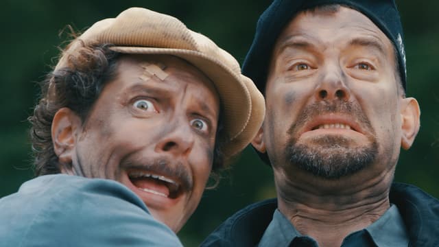 Die beiden Hauptfiguren des Films blicken in dieser Nahaufnahme entsetzt in die Kamera. Die beiden Hauptfiguren des Films blicken in dieser Nahaufnahme entsetzt in die Kamera.