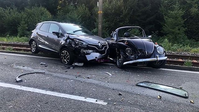 Zwei Autos nach einem Unfall. Im Hintergrund ist die Bahnstrecke zu erkennen. Zwei Autos nach einem Unfall. Im Hintergrund ist die Bahnstrecke zu erkennen.